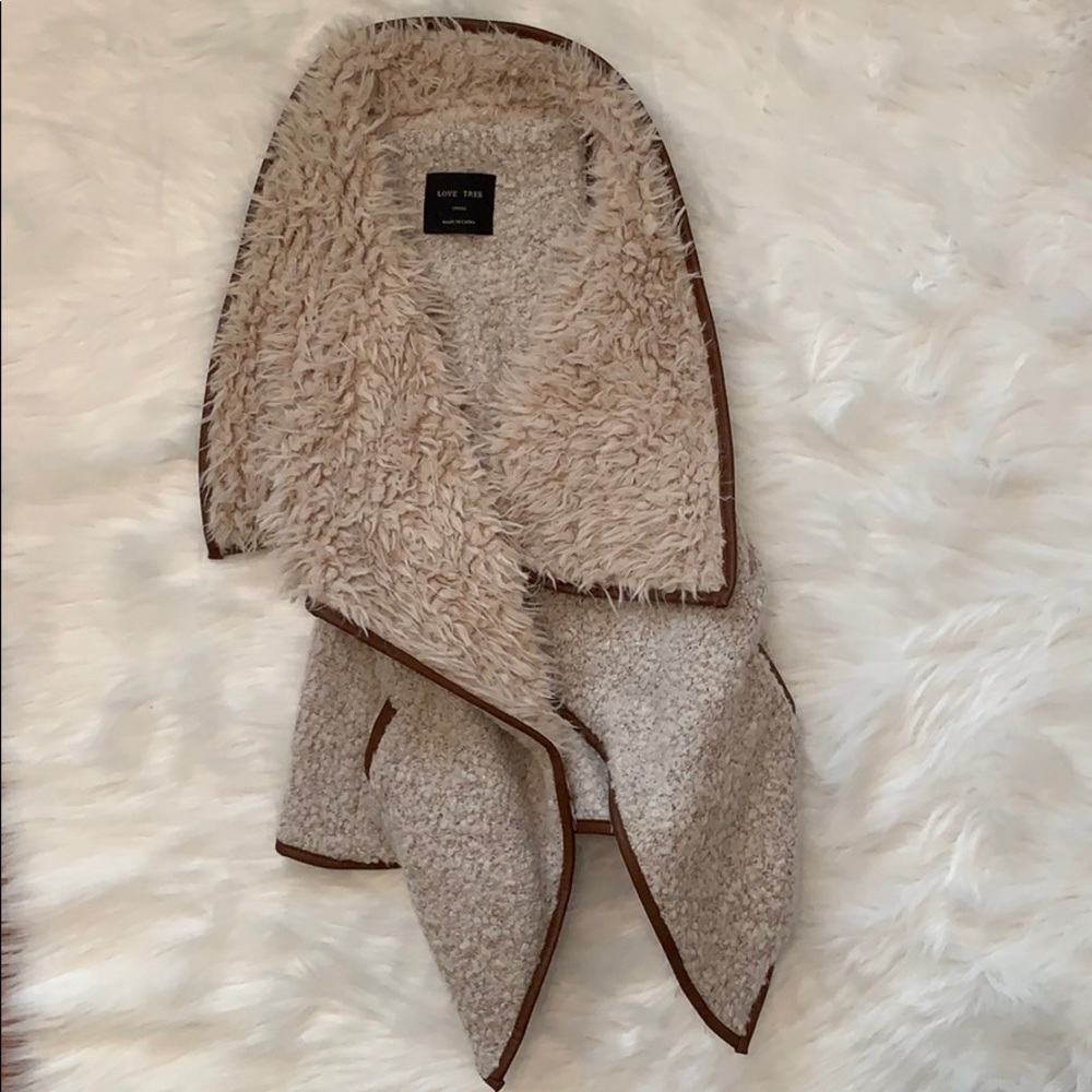 ❌SOLD❌ Love Tree Sherpa Vest size small